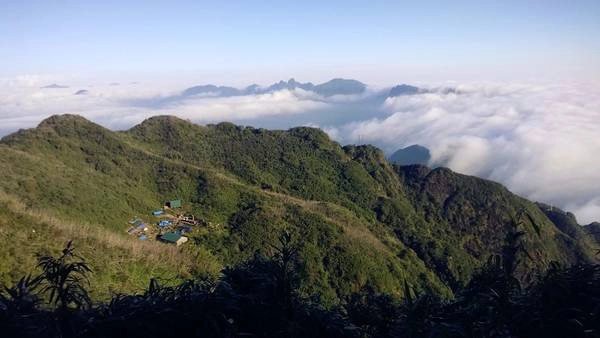 Biển mây, nhìn xuống trạm 2 (độ cao 2.900m ). Biển mây, nhìn xuống trạm 2 (độ cao 2.900m ).