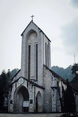 Ngày đầu tiên, chúng tôi tham quan thị trấn với các địa danh như nhà thờ cổ, quảng trường, bản Tả Van, Tả Phìn, bản Cát Cát, thác Bạc, thác Tình Yêu, thưởng thức các đặc sản, đặc biệt là thắng cố (lẩu ruột ngựa) . Ngày đầu tiên nhóm chỉ ăn chơi, chuẩn bị tinh thần để ngày thứ 2 bắt đầu hành trình leo Fansipan, chinh phục nóc nhà Việt Nam, nóc nhà Đông Dương - độ cao 3.143m. Khi đó chưa có cáp treo. Ngày đầu tiên, chúng tôi tham quan thị trấn với các địa danh như nhà thờ cổ, quảng trường, bản Tả Van, Tả Phìn, bản Cát Cát, thác Bạc, thác Tình Yêu, thưởng thức các đặc sản, đặc biệt là thắng cố (lẩu ruột ngựa) . Ngày đầu tiên nhóm chỉ ăn chơi, chuẩn bị tinh thần để ngày thứ 2 bắt đầu hành trình leo Fansipan, chinh phục nóc nhà Việt Nam, nóc nhà Đông Dương - độ cao 3.143m. Khi đó chưa có cáp treo.