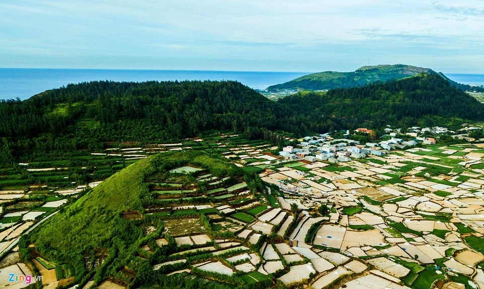 Vòng núi lửa uốn lượn tạo nên bức tranh ruộng bậc thang độc đáo ở huyện đảo Lý Sơn. PGS.TS Vũ Cao Minh (Viện Địa Chất - Viện Hàn Lâm Khoa học và Công nghệ Việt Nam), cho biết riêng huyện đảo này có 10 miệng núi lửa. Trong số này, 6 miệng núi lửa ở đảo Lớn, 1 miệng ở đảo Bé và 3 miệng còn lại ngầm dưới đáy biển. Vòng núi lửa uốn lượn tạo nên bức tranh ruộng bậc thang độc đáo ở huyện đảo Lý Sơn. PGS.TS Vũ Cao Minh (Viện Địa Chất - Viện Hàn Lâm Khoa học và Công nghệ Việt Nam), cho biết riêng huyện đảo này có 10 miệng núi lửa. Trong số này, 6 miệng núi lửa ở đảo Lớn, 1 miệng ở đảo Bé và 3 miệng còn lại ngầm dưới đáy biển.