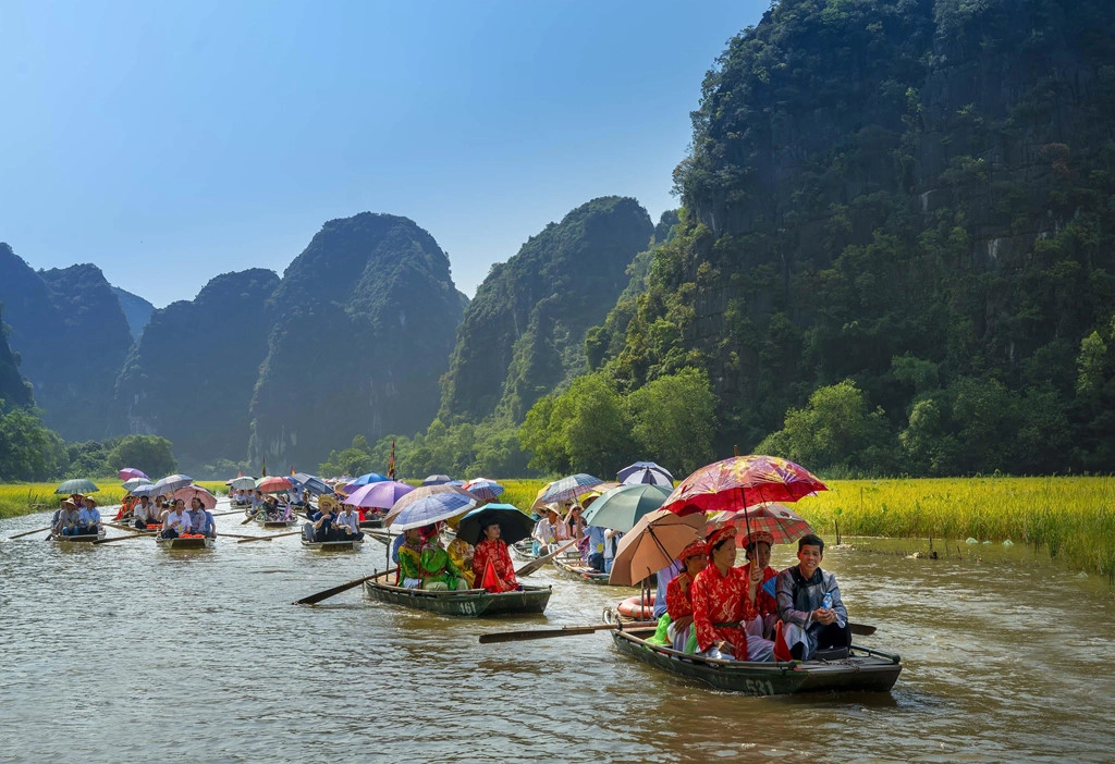 Xuôi dòng Ngô Đồng trong hành trình khám phá những hang động nổi tiếng, bạn có thể sẽ bị mê hoặc, ngắm nhìn không rời mắt trước vẻ đẹp yên bình, nên thơ của những cánh đồng lúa mênh mông, nhuộm màu vàng ươm hai bên bờ, hệt tấm thảm lụa mịn màng, lượn sóng trong gió.