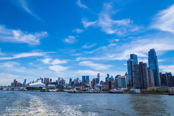 Đến New York náo nhiệt và hiện đại, bạn sẽ có nhiều loại hình tham quan thú vị, đặc biệt là du lịch bằng đường thủy. Còn gì tuyệt vời hơn khi bạn ngồi trên chiếc thuyền sang trọng, tận hưởng làn gió mát mẻ, hít thở không khí trong lành, mãn nhãn với cảnh sắc hai bên bờ Đến New York náo nhiệt và hiện đại, bạn sẽ có nhiều loại hình tham quan thú vị, đặc biệt là du lịch bằng đường thủy. Còn gì tuyệt vời hơn khi bạn ngồi trên chiếc thuyền sang trọng, tận hưởng làn gió mát mẻ, hít thở không khí trong lành, mãn nhãn với cảnh sắc hai bên bờ