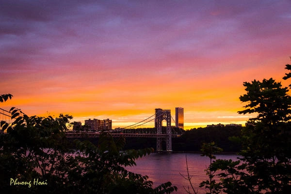 Nhìn ngắm thành phố New York từ dòng sông Hudson mang lại cho bạn một trải nghiệm trọn vẹn, từ đó bạn nhận ra vẻ đẹp mới của những con đường tấp nập suốt ngày đêm trên bờ. Đúng là một New York chẳng bao giờ ngủ! Nhìn ngắm thành phố New York từ dòng sông Hudson mang lại cho bạn một trải nghiệm trọn vẹn, từ đó bạn nhận ra vẻ đẹp mới của những con đường tấp nập suốt ngày đêm trên bờ. Đúng là một New York chẳng bao giờ ngủ!