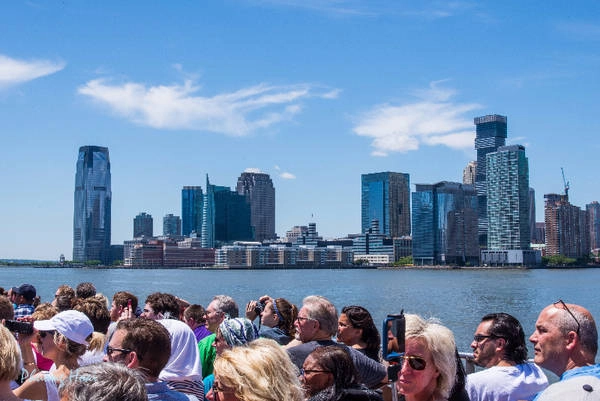 Du thuyền lướt trên sông Hudson, qua những tòa nhà cao ngất của khu trung tâm Manhattan, tượng Nữ thần Tự do trên đảo Ellis, khu trung tâm chứng khoán Wall Street. Bất chợt, tôi nhớ đến vài câu tươi vui trong bài hát của cô ca sĩ Taylor Swift xinh đẹp: "Welcome to New York. It’s been waiting for you". (Chào mừng đến New York. Thành phố vẫn chờ đợi bạn bấy lâu nay). Du thuyền lướt trên sông Hudson, qua những tòa nhà cao ngất của khu trung tâm Manhattan, tượng Nữ thần Tự do trên đảo Ellis, khu trung tâm chứng khoán Wall Street. Bất chợt, tôi nhớ đến vài câu tươi vui trong bài hát của cô ca sĩ Taylor Swift xinh đẹp: "Welcome to New York. It’s been waiting for you". (Chào mừng đến New York. Thành phố vẫn chờ đợi bạn bấy lâu nay).