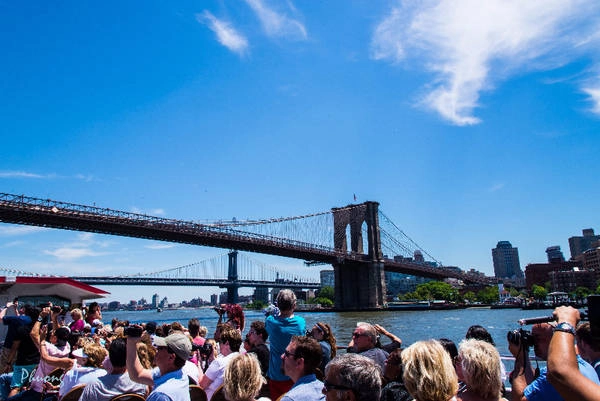 Thuyền lướt qua 3 cây cầu cổ kính xen lẫn hiện đại của New York là Brooklyn, Manhattan và George Washington. Trong ảnh là di sản lịch sử quốc gia - cầu treo Brooklyn lâu đời và dài nhất ở Bắc Mỹ với độ dài gần 500 m. Để xây dựng công trình này, người ta đã mất 14 năm với tổng vốn đầu tư 15 triệu USD. Nếu có nhiều thời gian, bạn nên làm một chuyến đi bộ trên cầu, tìm hiểu về lịch sử hình thành và ngắm toàn cảnh dòng sông tách biệt với sự nhộn nhịp của trung tâm tài chính New York. Thuyền lướt qua 3 cây cầu cổ kính xen lẫn hiện đại của New York là Brooklyn, Manhattan và George Washington. Trong ảnh là di sản lịch sử quốc gia - cầu treo Brooklyn lâu đời và dài nhất ở Bắc Mỹ với độ dài gần 500 m. Để xây dựng công trình này, người ta đã mất 14 năm với tổng vốn đầu tư 15 triệu USD. Nếu có nhiều thời gian, bạn nên làm một chuyến đi bộ trên cầu, tìm hiểu về lịch sử hình thành và ngắm toàn cảnh dòng sông tách biệt với sự nhộn nhịp của trung tâm tài chính New York.