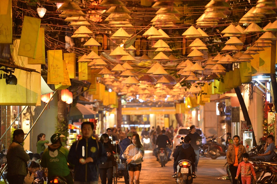 Thời gian gần đây, những chiếc nón lá truyền thống của Việt Nam đã trở thành tâm điểm chú ý của người dân và du khách khi tới Hà Nội. Trên phố Đào Duy Từ, khoảng 1.000 nón lá được treo đan xen với đèn lồng nghệ thuật tạo nên không gian ấn tượng. Thời gian gần đây, những chiếc nón lá truyền thống của Việt Nam đã trở thành tâm điểm chú ý của người dân và du khách khi tới Hà Nội. Trên phố Đào Duy Từ, khoảng 1.000 nón lá được treo đan xen với đèn lồng nghệ thuật tạo nên không gian ấn tượng.