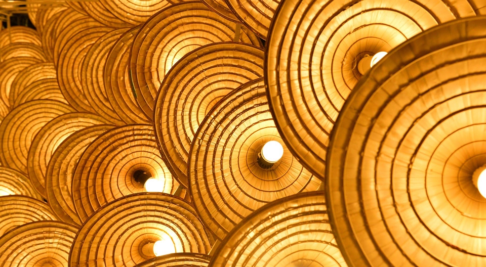 Giang Trịnh, nhiếp ảnh gia tại Hà Nội, nhận định sử dụng nón lá vào trang trí không phải là mới nhưng sử dụng trên đường phố thủ đô thì có lẽ là lần đầu. Anh hy vọng Hà Nội sẽ tiếp tục triển khai những cách trang trí đẹp mắt và mang đậm nét đặc trưng của Việt Nam trong thời gian tới. Giang Trịnh, nhiếp ảnh gia tại Hà Nội, nhận định sử dụng nón lá vào trang trí không phải là mới nhưng sử dụng trên đường phố thủ đô thì có lẽ là lần đầu. Anh hy vọng Hà Nội sẽ tiếp tục triển khai những cách trang trí đẹp mắt và mang đậm nét đặc trưng của Việt Nam trong thời gian tới.