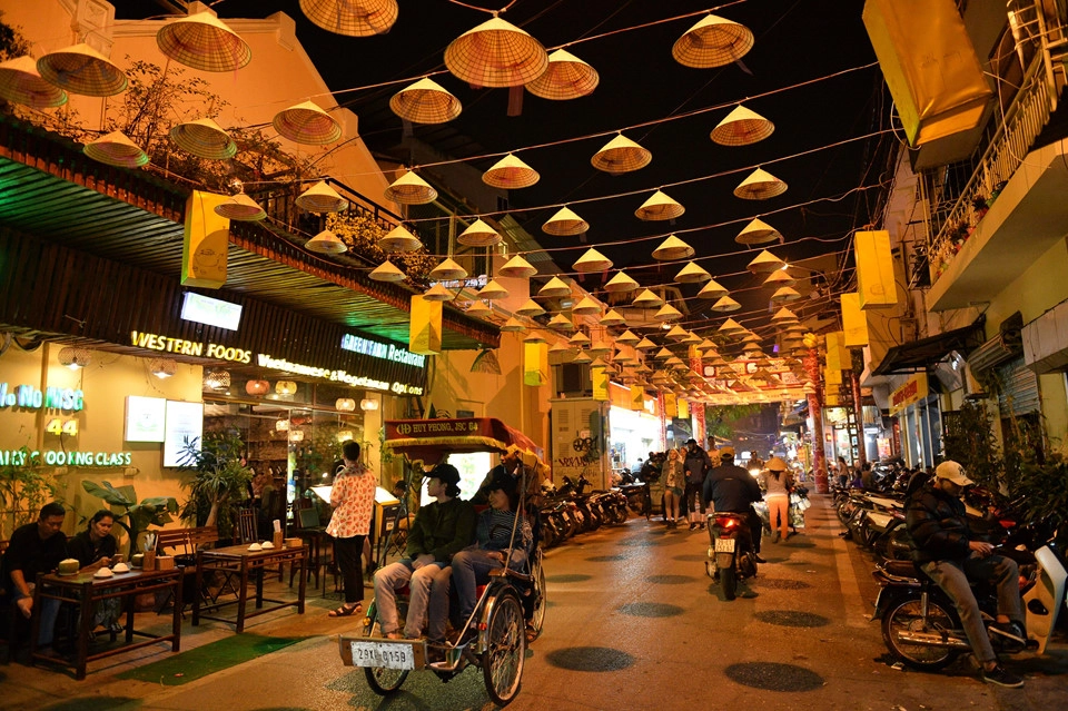 Chỉ dài khoảng 200 m, con phố nhỏ trở nên dịu dàng, thu hút rất nhiều du khách và bạn trẻ đến đây ngắm nghía và chụp ảnh check-in. Lê Thùy Dương, sinh viên một trường đại học trên địa bàn Hà Nội, cho biết sự thay đổi này khiến cô ấn tượng. "Mình cảm giác như đang ở Hội An", nữ sinh chia sẻ. Chỉ dài khoảng 200 m, con phố nhỏ trở nên dịu dàng, thu hút rất nhiều du khách và bạn trẻ đến đây ngắm nghía và chụp ảnh check-in. Lê Thùy Dương, sinh viên một trường đại học trên địa bàn Hà Nội, cho biết sự thay đổi này khiến cô ấn tượng. "Mình cảm giác như đang ở Hội An", nữ sinh chia sẻ.