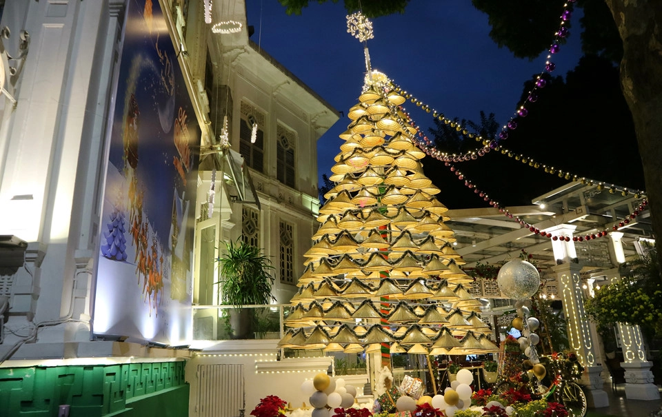 Cách đó khoảng 800 m, hơn 100 chiếc nón lá xếp thành cây thông Noel khổng lồ tại mặt tiền một nhà hàng ven hồ Gươm. Ngam non la dep la don Giang sinh tren pho Ha Noi hinh anh 9Ngam non la dep la don Giang sinh tren pho Ha Noi hinh anh 10 Bên trong mỗi nón lá, người ta lắp một bóng đèn. Trong đêm tối, cây thông Noel độc đáo tỏa sáng giữa phố phường Hà Nội. Cách đó khoảng 800 m, hơn 100 chiếc nón lá xếp thành cây thông Noel khổng lồ tại mặt tiền một nhà hàng ven hồ Gươm. Ngam non la dep la don Giang sinh tren pho Ha Noi hinh anh 9Ngam non la dep la don Giang sinh tren pho Ha Noi hinh anh 10 Bên trong mỗi nón lá, người ta lắp một bóng đèn. Trong đêm tối, cây thông Noel độc đáo tỏa sáng giữa phố phường Hà Nội.