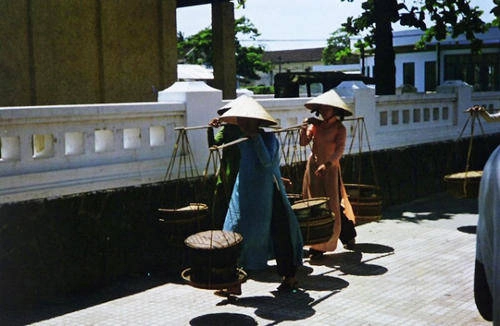 Những người bán hàng rong trên phố Đà Nẵng năm 1962.