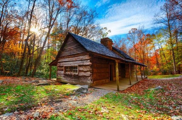 Gatlinburg, Tennessee Khung cảnh Gatlinburg được tô điểm theo mỗi thời điểm khác nhau trong suốt mùa thu, khi những cánh rừng trên dãy núi Great Smoky thay lá tùy theo độ cao, tạo nên các tầng lá đa màu sắc.