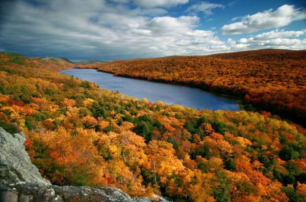 Ontonagon, Michigan Khu vực Ontonagon nổi tiếng với những điểm trượt tuyết mùa đông. Tuy nhiên, nếu tới đây vào cuối mùa thu, bạn có thể đắm mình trong khung cảnh lộng lẫy của núi Porcupine với những cánh rừng rợp lá vàng và đỏ.