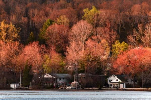 Mountain Lakes, New Jersey Đến với thị trấn nhỏ ven hồ này, bạn sẽ có những phút giây thư thái trong khung cảnh núi rừng và hồ nước yên ả. Thị trấn nhỏ Mountain Lakes nằm không xa thành phố New York, thích hợp cho du khách không có điều kiện thời gian và muốn tạm quên đi những giờ phút làm việc căng thẳng.