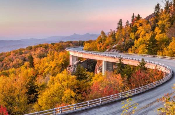Cherokee, North Carolina Thị trấn nhỏ này là cửa ngõ cho du khách tới với con đường xuyên rừng Blue Ridge, nơi mà bạn có cảm giác như đang lái xe giữa những tầng lá đầy màu sắc. Đây cũng là điểm đến mà bạn có thể khám phá những nét văn hóa châu Mỹ bản địa.