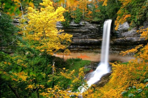 Munishing, Michigan Thị trấn nhỏ Munishing nằm trên bán đảo Michigan tiếp giáp với bờ nam của hồ Superior. Khung cảnh mùa thu vàng càng làm tăng thêm vẻ đẹp sống động, rực rỡ cho những thác nước nơi đây.