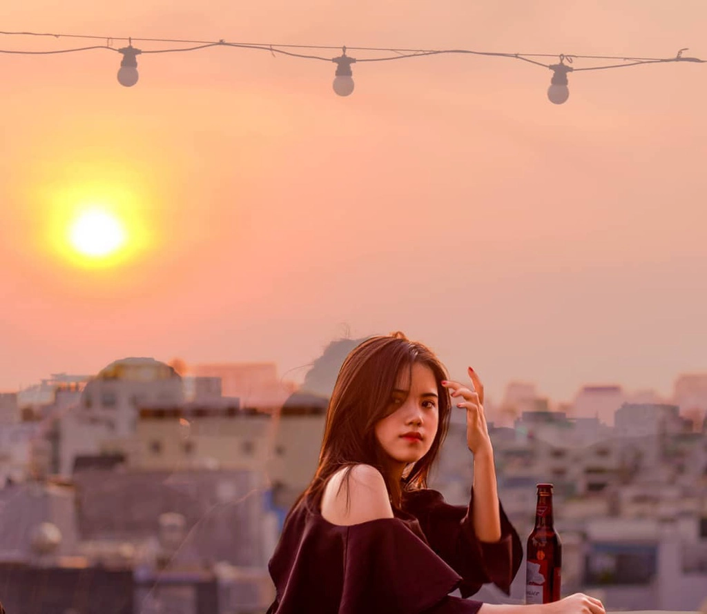 Nằm trên một con hẻm nhỏ đường Bạch Đằng, với view Landmark 81 phía xa, Chạng Vạng Rooftop Beer là địa điểm hút giới trẻ Sài thành. Mở cửa từ sau 18h, quán thích hợp để chill, săn ảnh hoàng hôn lúc chạng vạng. Cuối tuần, bạn có thể đến đây để thưởng thức âm nhạc acoustic. Quán chủ yếu phục vụ các loại bia, cocktail và thức ăn nhẹ, giá từ 15.000-90.000 đồng. Ảnh: Changvangrooftop.