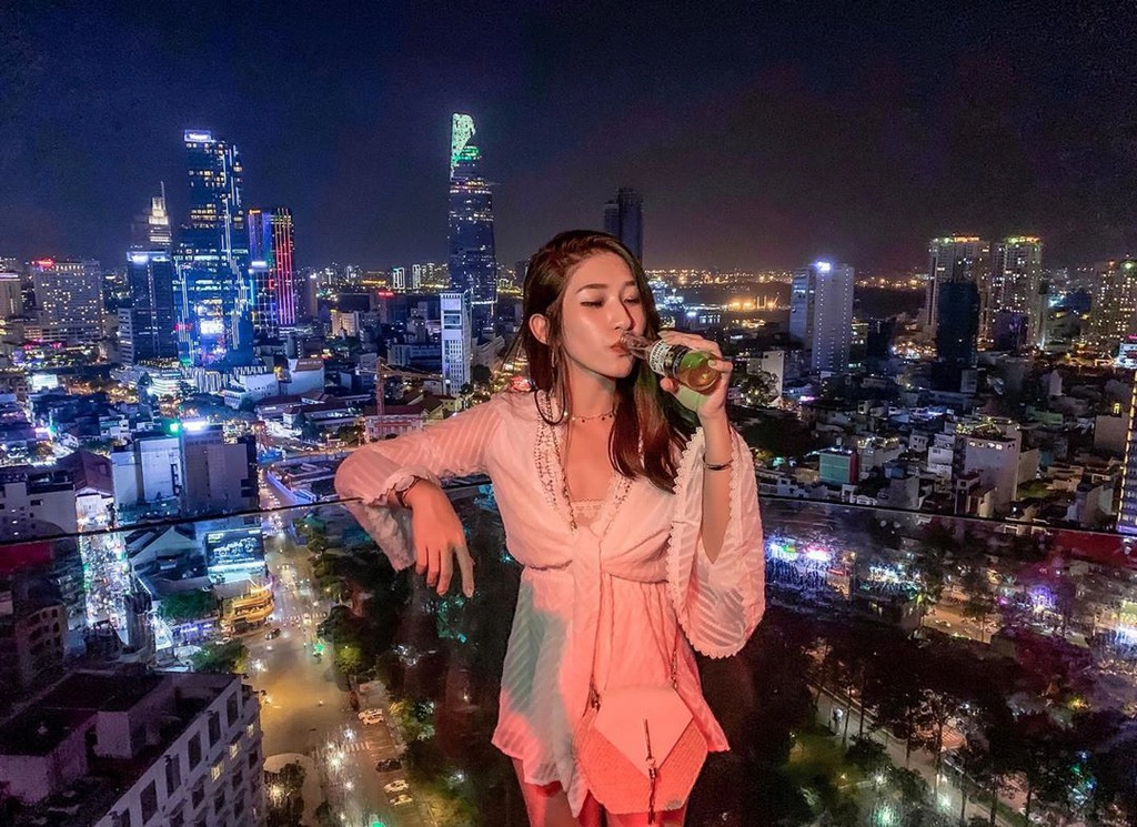 Tài khoản Trung Nguyễn cho biết: "Bar nằm trên tầng 26-27 của AB Tower, bạn có thể gửi xe ở khách sạn kế bên. Quán yêu cầu thực khách mang giày tây đối với nam và giày búp bê/cao gót với nữ. View siêu đẹp, nhạc êm dịu, không quá xập xình". Quán mở cửa từ 17h30-2h. Điểm đánh giá: 7.8/10. Ảnh: Mia.0119.