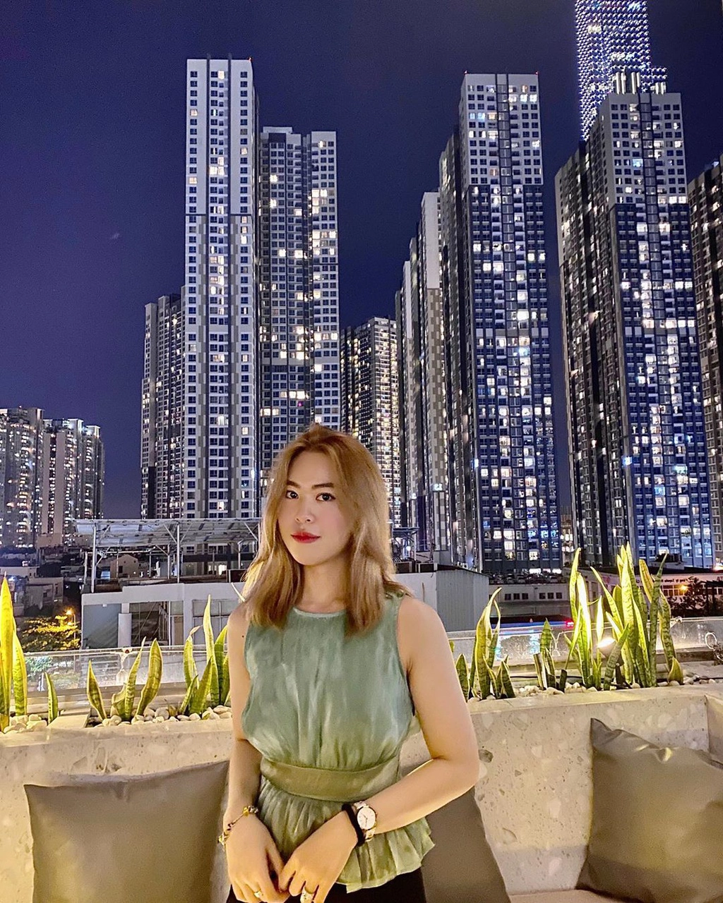 High - Sky Garden & Lounge là quán bar rooftop nằm trên đường Nguyễn Hữu Cảnh, với view nhìn ra biểu tượng Sài thành, Landmark 81. Khi đêm xuống, thành phố lên đèn, những tòa nhà rực sáng, tạo ra background sống ảo chất lừ cho giới trẻ. Bạn nên đặt chỗ trước để có view ưng ý. Các món nước dao động từ 119.000-239.000 đồng. Điểm đánh giá: 8.0/10. Giờ mở cửa: 17h-23h59. Ảnh: Laylaaanguyen.