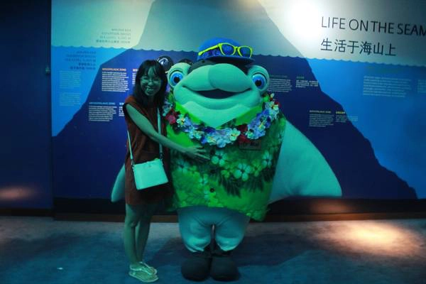 Du khách hào hứng khi chụp hình với Mai – một linh vật của thủy cung S.E.A. Aquarium. Mai xuất hiện hai lần một ngày tại khu Ocean Dome vào lúc 14:45 và 15:45 để chụp hình cùng du khách. Du khách hào hứng khi chụp hình với Mai – một linh vật của thủy cung S.E.A. Aquarium. Mai xuất hiện hai lần một ngày tại khu Ocean Dome vào lúc 14:45 và 15:45 để chụp hình cùng du khách.