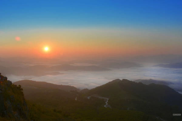 Nắng sớm phủ khắp không gian một màu vàng kỳ ảo. Đây là lúc thích hợp để bạn trổ tài cho những bức ảnh “sống ảo”. Nắng sớm phủ khắp không gian một màu vàng kỳ ảo. Đây là lúc thích hợp để bạn trổ tài cho những bức ảnh “sống ảo”.