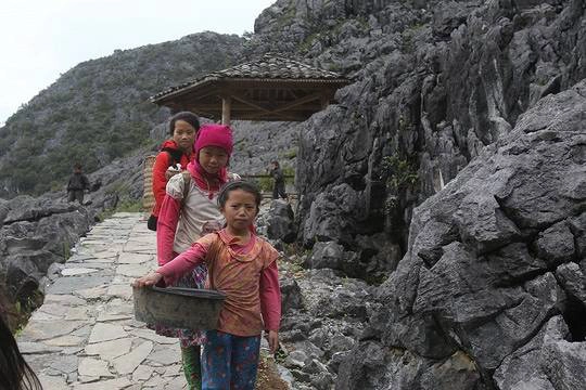 Trẻ em tại vùng cao nguyên đá Đồng Văn đã biết phụ giúp cha mẹ từ khi còn nhỏ