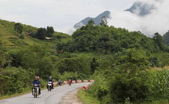 7 giờ sáng đường lên Đồng Văn vẫn còn cảnh mây ấp ôm núi