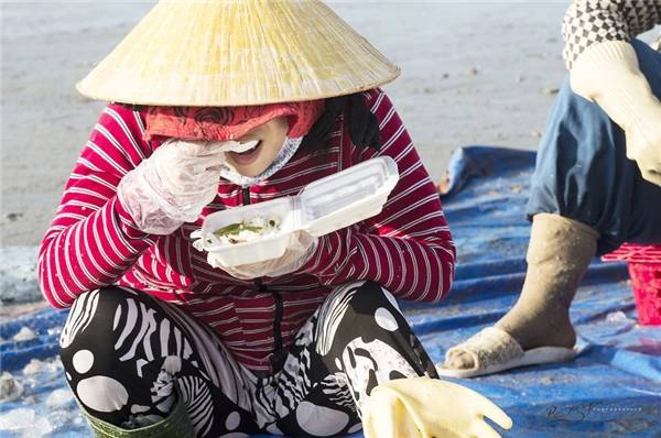 Khi mặt trời lên cao, khoảng 8 giờ sáng, mọi công việc hầu như đã xong. Người dân mới có thể tạm dừng tay để ăn sáng, uống cà phê… (Ảnh: Nguyễn Vũ Phước) Khi mặt trời lên cao, khoảng 8 giờ sáng, mọi công việc hầu như đã xong. Người dân mới có thể tạm dừng tay để ăn sáng, uống cà phê… (Ảnh: Nguyễn Vũ Phước)