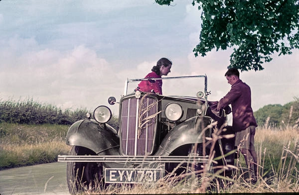 Vào tháng Tám năm 1939, Margaret và Denys bắt đầu chuyến đi xa vòng quanh nước Anh của mình trên chiếc xe hơi mui trần Morris Eight, cùng với chú mèo Edgar của họ.