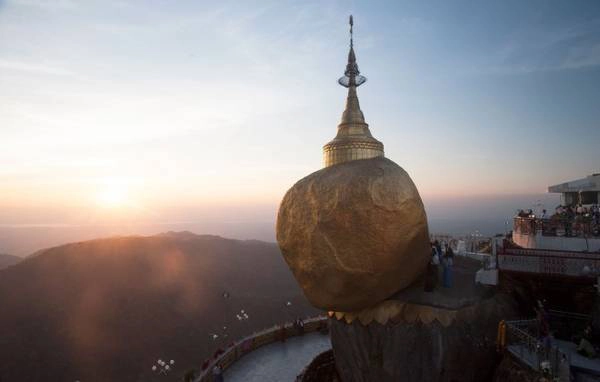  Hòn đá vàng linh thiêng Golden Rock. Ảnh: Twohumans.travel