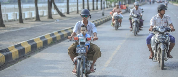 Trên một đường phố của Myanmar. Ảnh: Twohumans.travel
