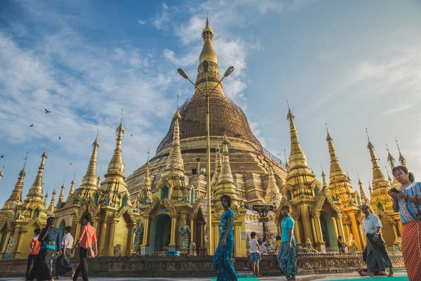 Longyi là một loại trang phục truyền thống cho cả nam và nữ ở Myanmar. Ảnh: Twohumans.travel
