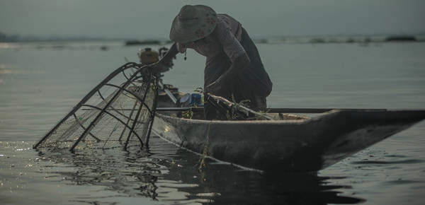 Những người đánh cá Intha. Ảnh: Twohumans.travel