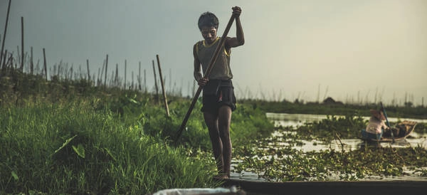Đi thuyền trên khu vườn nổi ở  hồ Inle. Ảnh: Twohumans.travel
