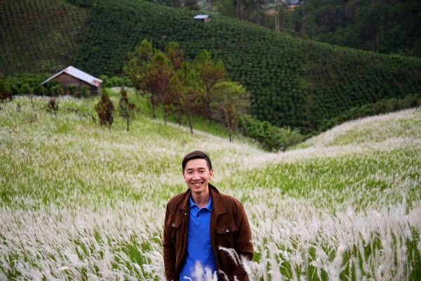 Cánh đồng cỏ lau kéo dài, lấp ló giữa những áng mây không biết từ khi nào đã trở thành một nét đẹp của phố núi Cánh đồng cỏ lau kéo dài, lấp ló giữa những áng mây không biết từ khi nào đã trở thành một nét đẹp của phố núi