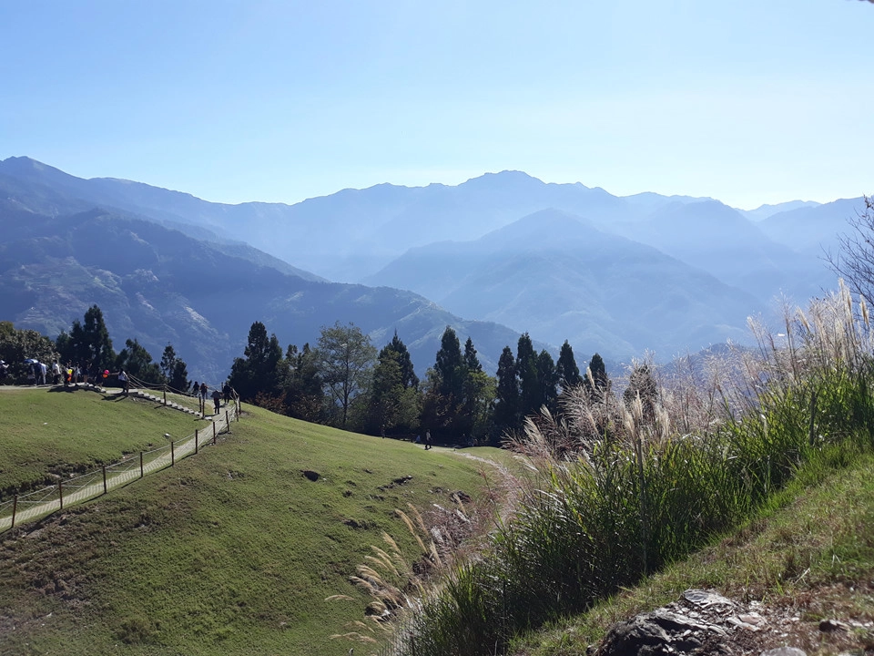 Ở khu đồng cỏ Green Green Grassland, sương sớm phủ trên những triền núi nhấp nhô, mặt trời chiếu những tia sáng xuyên qua lớp sương, rọi xuống núi xuống tạo ra hiệu ứng lung linh huyền ảo. Ở khu đồng cỏ Green Green Grassland, sương sớm phủ trên những triền núi nhấp nhô, mặt trời chiếu những tia sáng xuyên qua lớp sương, rọi xuống núi xuống tạo ra hiệu ứng lung linh huyền ảo.