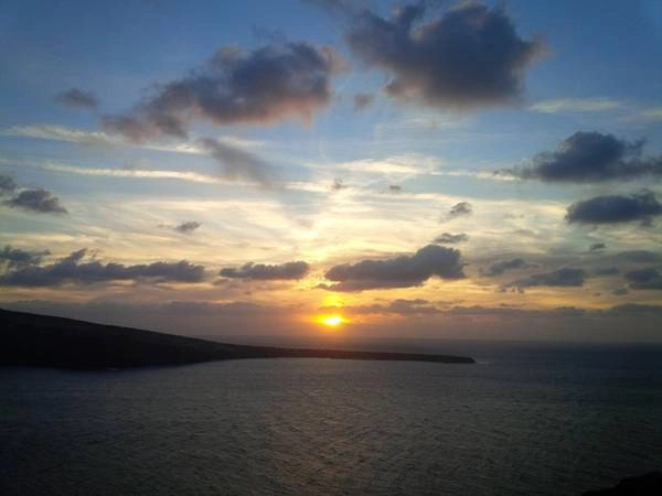 Mặt trời xuống, lộng lẫy và huy hoàng lần cuối trong ngày. Không chân trời nào rộng, kiều diễm và mê hoặc như ở Santorini . Bầu trời bừng sáng lên những giây cuối cùng, cả hòn đảo chìm trong ánh dương vàng lộng lẫy.