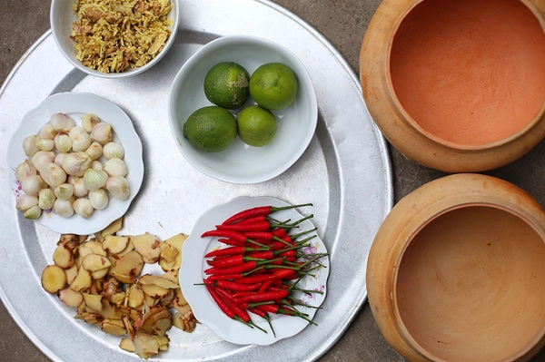 Nguyên liệu kho cá đơn giản, gồm cá trắm đen, thịt ba chỉ, sườn, nước cốt dừa, tương cua, mía, niêu đất, chanh tươi, ớt... Nguyên liệu kho cá đơn giản, gồm cá trắm đen, thịt ba chỉ, sườn, nước cốt dừa, tương cua, mía, niêu đất, chanh tươi, ớt...