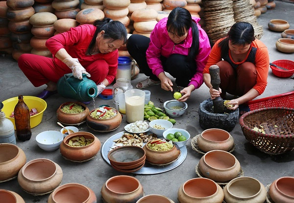 Trong làng có nhiều gia đình làm nghề kho cá, mỗi gia đình có một bí quyết riêng để món cá có sự khác biệt và đậm vị. Trong làng có nhiều gia đình làm nghề kho cá, mỗi gia đình có một bí quyết riêng để món cá có sự khác biệt và đậm vị.