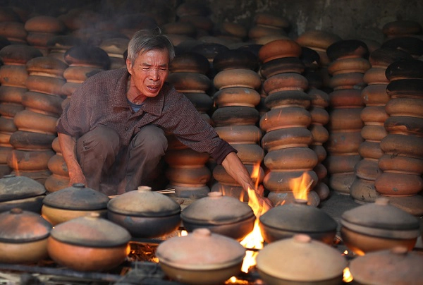Cường độ làm việc liên tục, công việc vất vả, ảnh hưởng bởi khói bếp nên công lao được trả có khi tới 1 triệu đồng/ngày. Cường độ làm việc liên tục, công việc vất vả, ảnh hưởng bởi khói bếp nên công lao được trả có khi tới 1 triệu đồng/ngày.