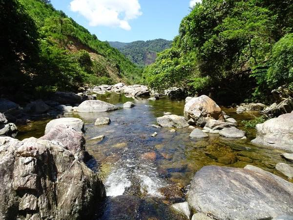 Từ cổng đến trung tâm khu du lịch chỉ khoảng 200m, từ xa du khách có thể nghe tiếng suối chảy róc rách và chim hót ríu rít. Du khách nhớ đổ đầy xăng vì trên đường rất khó tìm cây xăng, may mắn mới gặp vài hộ gia đình bán xăng lẻ ven đường. Ngoài ra, cũng đừng quên mang thuốc chống côn trùng và áo mưa đề phòng mưa bất chợt. Từ cổng đến trung tâm khu du lịch chỉ khoảng 200m, từ xa du khách có thể nghe tiếng suối chảy róc rách và chim hót ríu rít. Du khách nhớ đổ đầy xăng vì trên đường rất khó tìm cây xăng, may mắn mới gặp vài hộ gia đình bán xăng lẻ ven đường. Ngoài ra, cũng đừng quên mang thuốc chống côn trùng và áo mưa đề phòng mưa bất chợt.