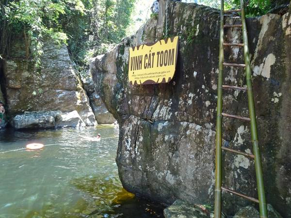 Vịnh Cất Toom với độ cao khoảng 5m. Đây là nơi du khách có thể thử thách bản thân với những cú nhảy đẹp mắt. Vịnh Cất Toom với độ cao khoảng 5m. Đây là nơi du khách có thể thử thách bản thân với những cú nhảy đẹp mắt.