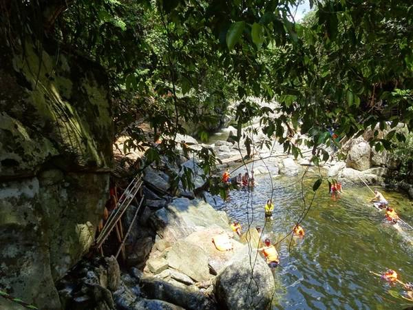 Du khách nhớ thuê áo phao khi xuống tắm suối vì đó chính là bảo vệ sự an toàn cho bản thân mình. Giá thuê phao là 10.000 đồng cho 1 giờ. Du khách nhớ thuê áo phao khi xuống tắm suối vì đó chính là bảo vệ sự an toàn cho bản thân mình. Giá thuê phao là 10.000 đồng cho 1 giờ.