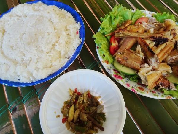 Nơi đây có nhiều đặc sản như: cá suối nướng, gà nướng ăn cùng cơm lam và muối ớt được làm thật cay. Nơi đây có nhiều đặc sản như: cá suối nướng, gà nướng ăn cùng cơm lam và muối ớt được làm thật cay.8