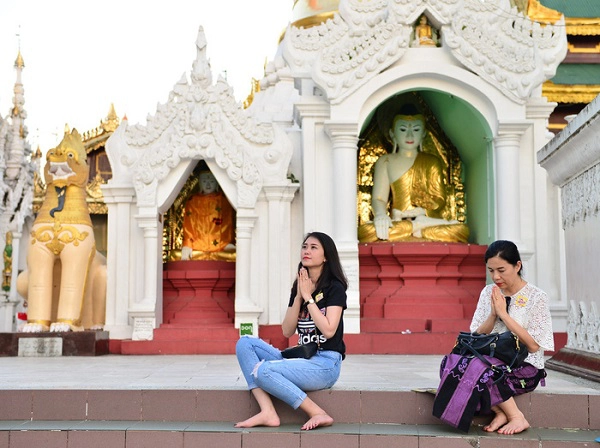 Đi lễ chùa cầu an năm mới là việc không thể thiếu trong đời sống văn hóa tâm linh của người hướng Phật - Ảnh: TR.N. Đi lễ chùa cầu an năm mới là việc không thể thiếu trong đời sống văn hóa tâm linh của người hướng Phật - Ảnh: TR.N.