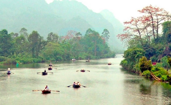 Khách viếng Chùa Hương vì sự linh thiêng và phong cảnh nên thơ - Ảnh: Tư liệu Khách viếng Chùa Hương vì sự linh thiêng và phong cảnh nên thơ - Ảnh: Tư liệu