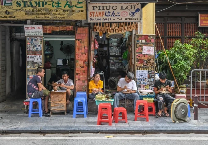 Khi đi bộ trong phố cổ của Hà Nội, khách tham quan có thể bắt gặp những cửa hiệu nhỏ làm nghề khắc dấu thủ công, trong đó tập trung nhiều nhất ở phố Hàng Quạt, Tố Tịch. Đặc trưng của cửa hàng này là những người thợ cặm cụi làm việc bên một chiếc bàn nhỏ ở trước cửa, bao quanh bởi hàng loạt khuôn gỗ cùng những con dấu với nhiều hình vẽ và kích cỡ khác nhau.