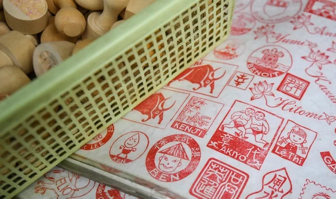 Khắc dấu thủ công là một nghề lâu đời của Hà Nội, đã có từ hàng trăm năm nay. Bên cạnh họa tiết thường thấy, những con dấu ngày nay còn là món quà lưu niệm với nội dung đa dạng theo sở thích của khách du lịch trong và ngoài nước, giá 70.000 - 100.000 đồng.
