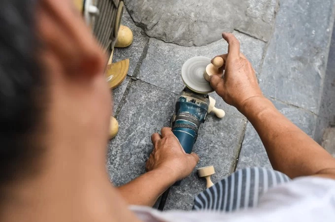 Ông Phạm Văn Toàn, người làm nghề hơn 45 năm ở phố Hàng Quạt cho biết, gỗ thừng mực là loại thích hợp nhất để làm con dấu, có đặc tính nhẹ, mịn và thấm mực đều. Ông Toàn thường đặt sẵn các phôi gỗ, khi có khách mua con dấu sẽ mài nhẵn bề mặt và khắc hình lên.