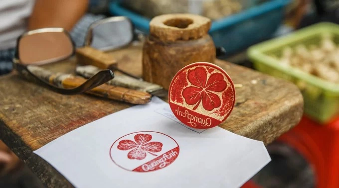 Con dấu in hình cỏ bốn lá cùng tên người được tặng sau khi đã hoàn thành. Ông Phạm Văn Toàn mất khoảng nửa giờ để hoàn thành sản phẩm. Đây là con dấu do một du khách ở TP HCM đặt làm để tặng bạn trong chuyến tham quan phố cổ Hà Nội, với hình ảnh được cho là tượng trưng của sự may mắn.
