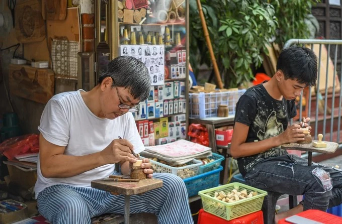 Ông Toàn cho biết đã quen với những con dấu từ nhỏ do đây là nghề gia truyền. Với những người muốn theo học, mất khoảng 2 năm đào tạo để thạo nghề. Người có năng khiếu sẽ học nhanh và làm được sản phẩm cầu kỳ hơn.