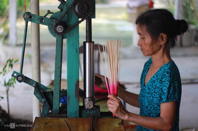 Tuy nhiên, để đáp ứng nhu cầu kinh doanh, các hộ vẫn làm hương bằng máy tự động.